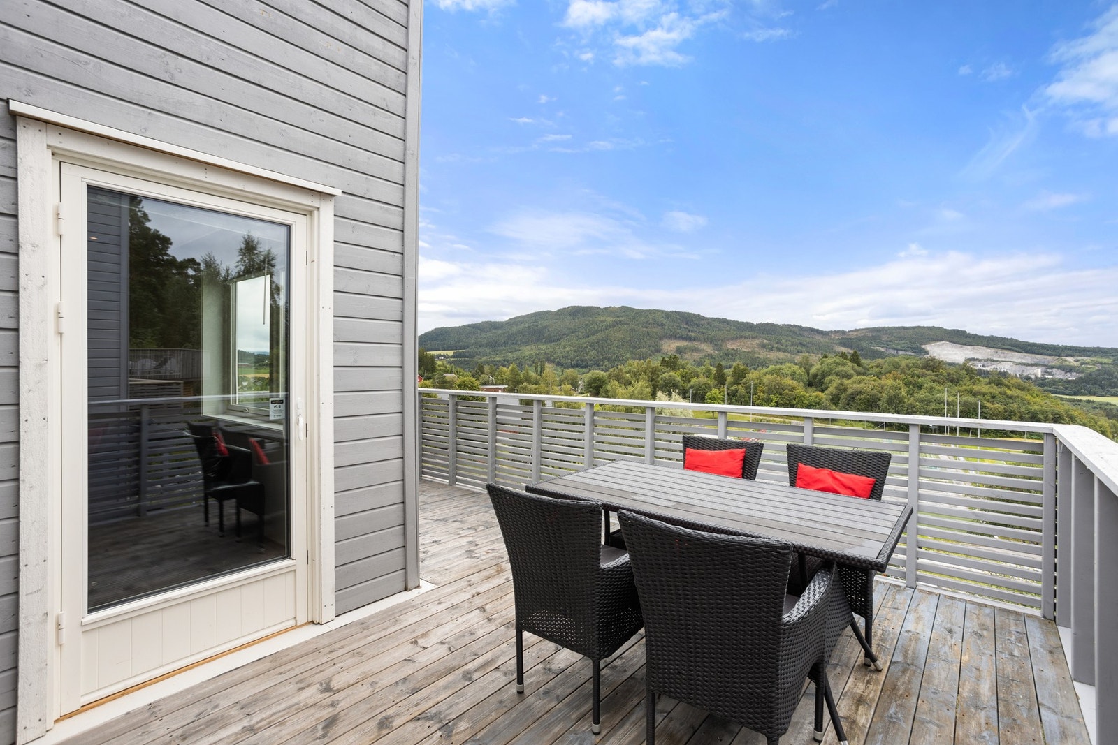 Fra stuen er det utgang til veranda Galleribilde