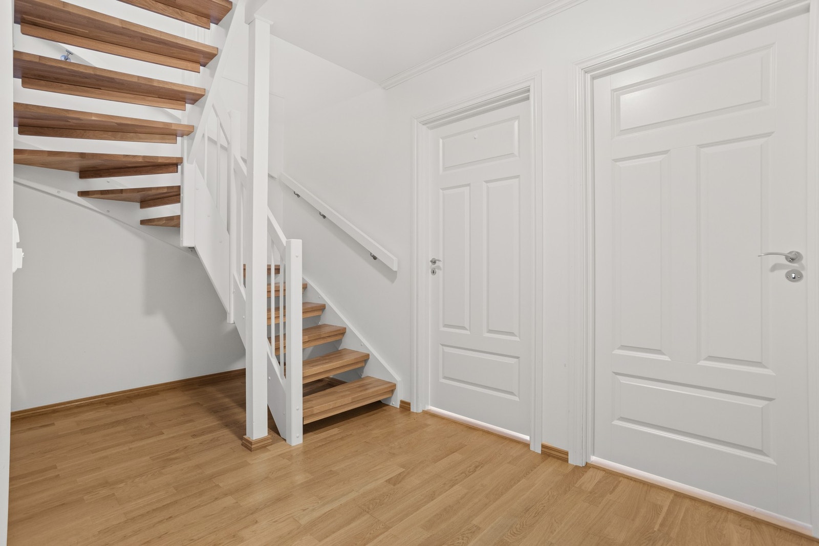 Trapp ned til underetasje som er innredet med tre soverom og bad/vaskerom Galleribilde