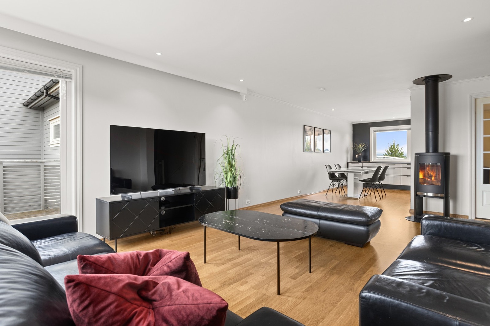 Boligen har oppvarming fra vedfyring og varmepumpe Galleribilde