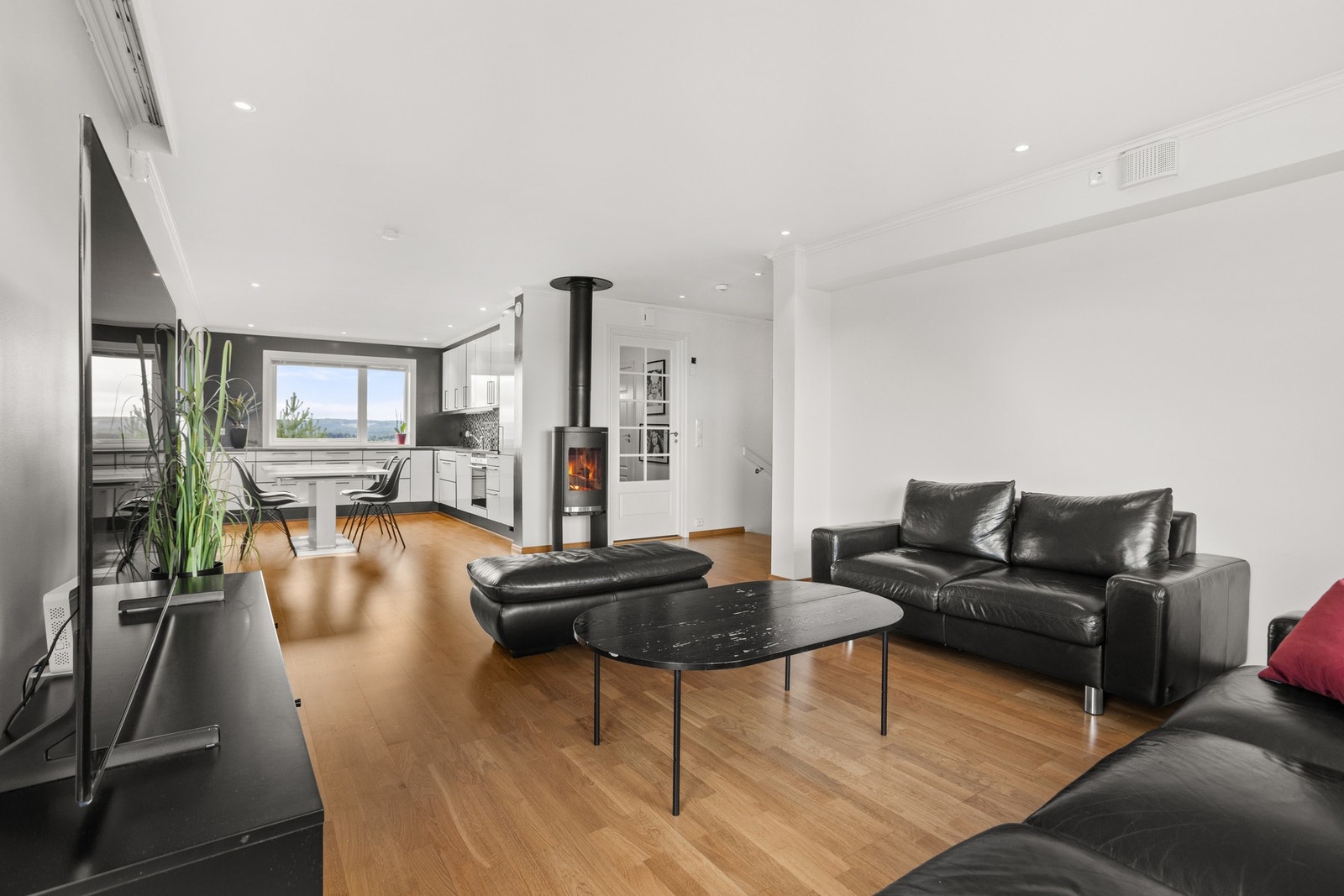 Stue og kjøkken måler til sammen 45 kvm. Galleribilde