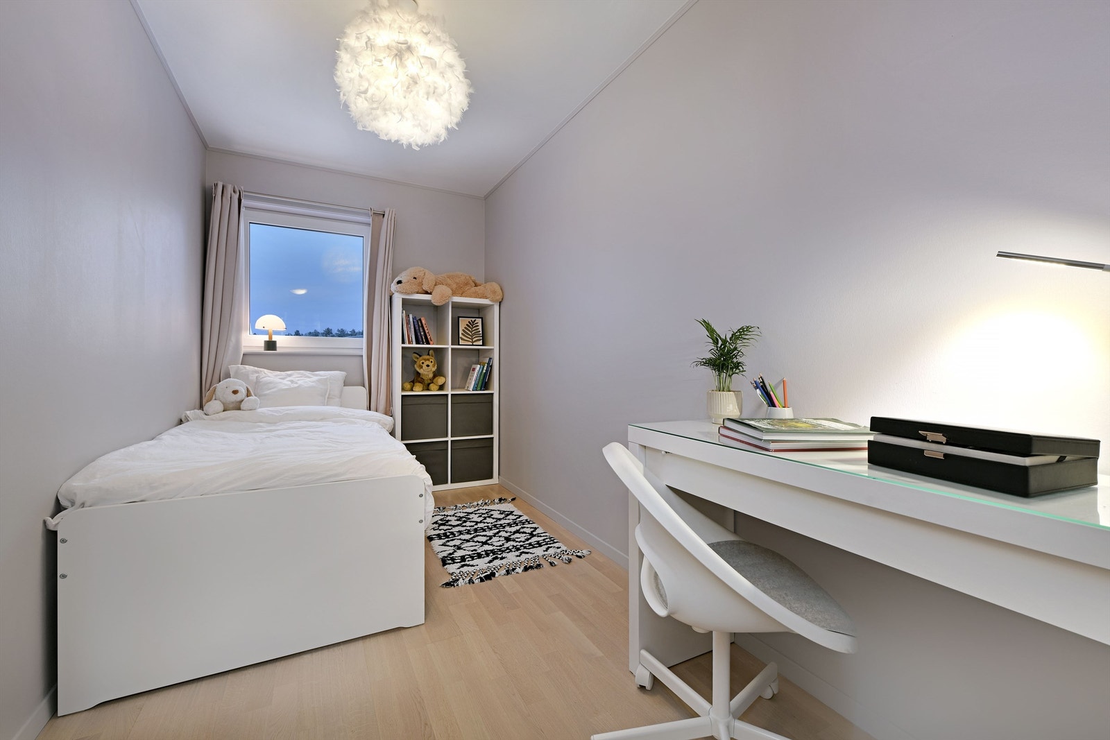 Soverom 3 - i 3. etasje - god størrelse - vindu orientert mot nord med lite innsyn og pent utsyn Galleribilde