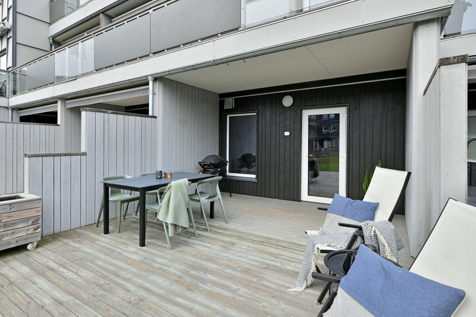Uteplass med adkomst fra TV-stue - god plass til spisebord, sofaløsning, grill, m.m. Galleribilde