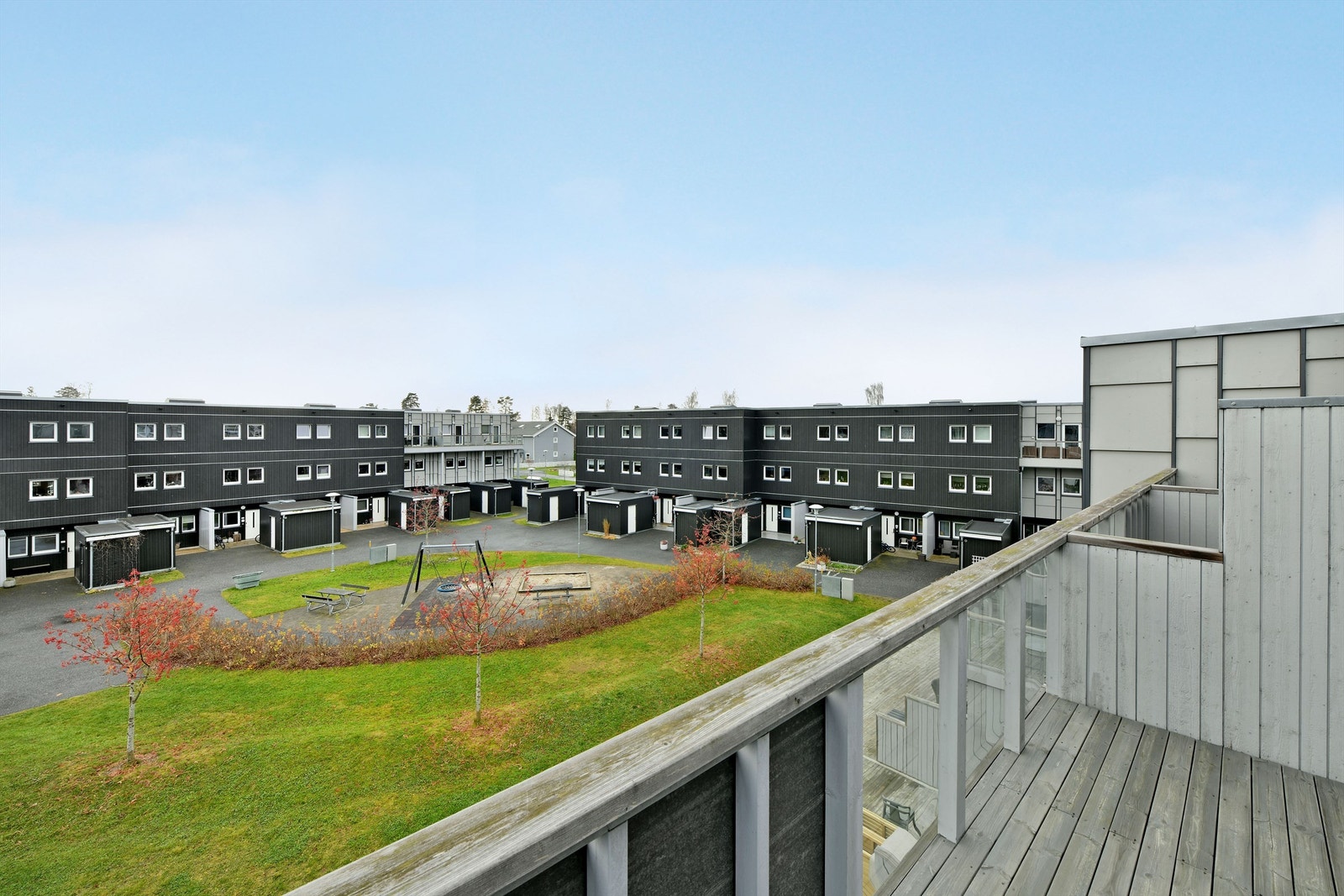 Utsyn fra balkong med adkomst fra soverom 1 - høyt og fritt beliggende med lite innsyn og pent utsyn Galleribilde