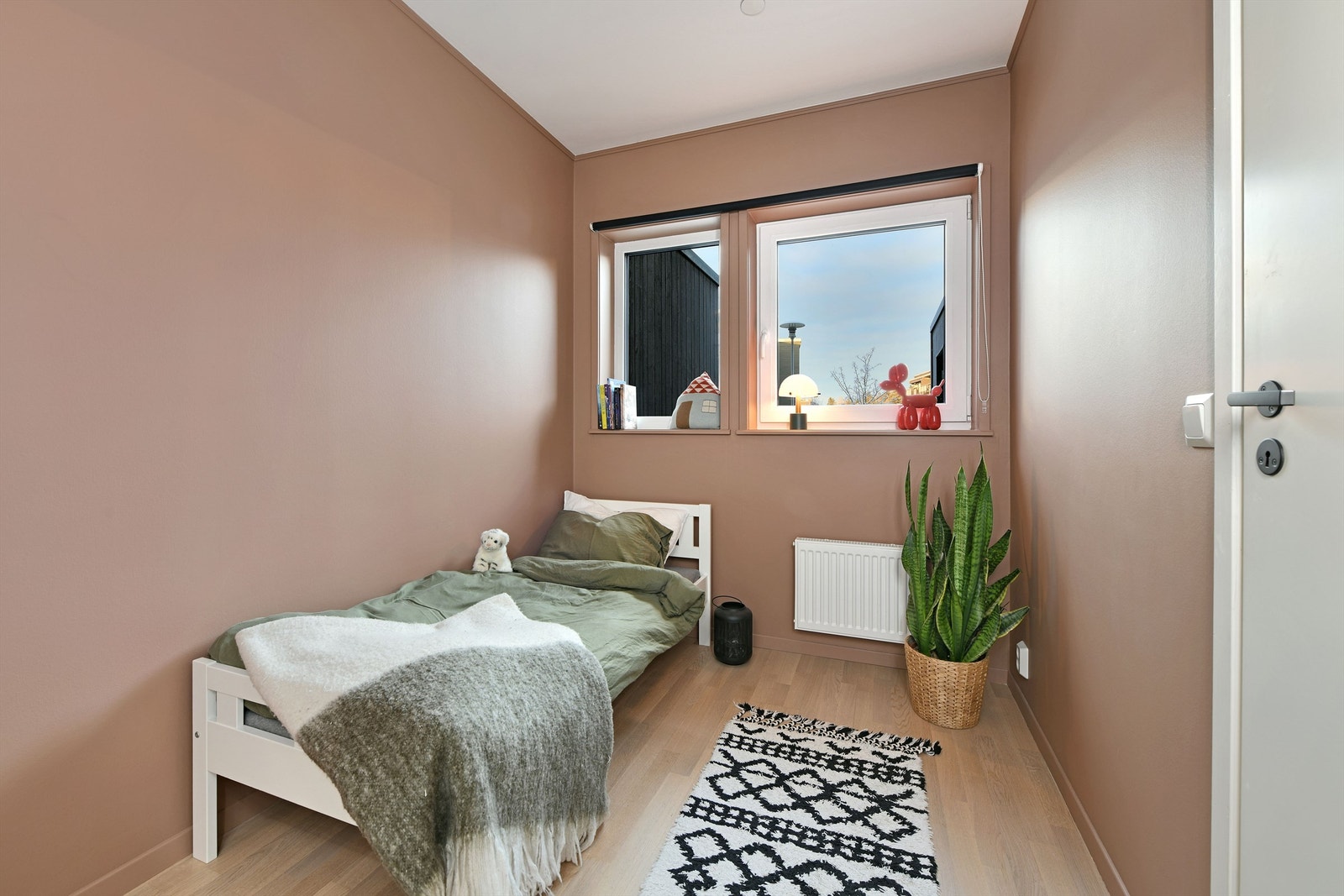 Soverom 4 - 1.etasje - god størrelse - vindu orientert mot nord - garderobeskap følger - rommet er godkjent som entré/bod, se punkt "ferdigattest" i salgsoppgaven for nærmere informasjon Galleribilde