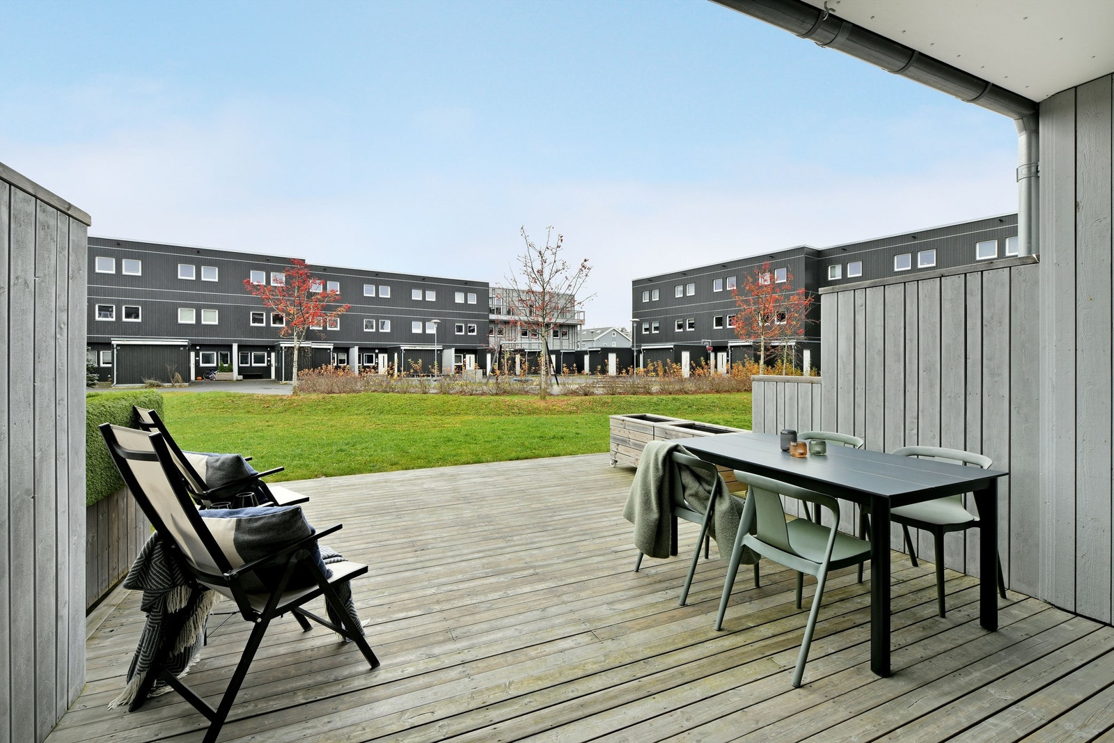 Uteplass med adkomst fra TV-stue - videre adkomst til store grøntområder Galleribilde