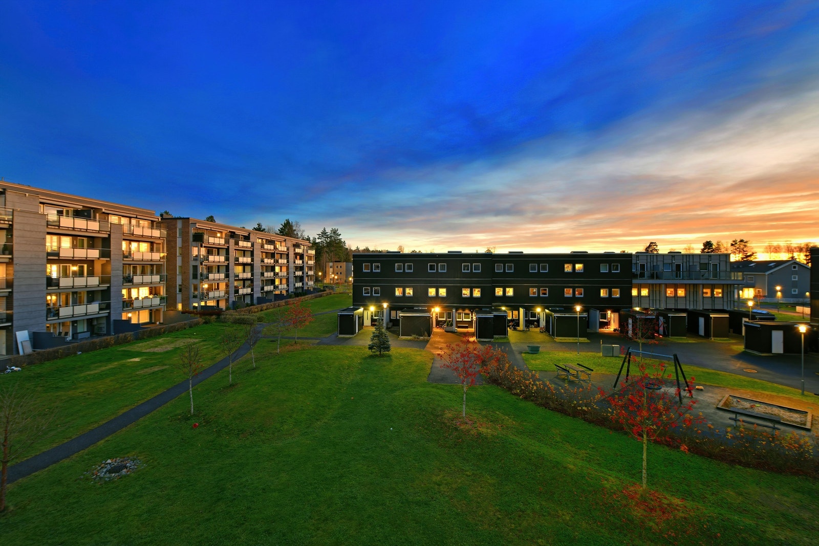 Utsyn fra balkong med adkomst fra soverom 1 - høyt og fritt beliggende med lite innsyn og pent utsyn Galleribilde