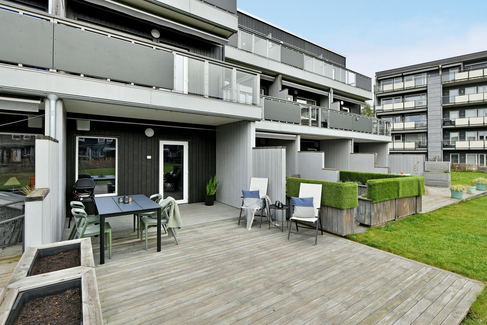 Uteplass med adkomst fra TV-stue Galleribilde