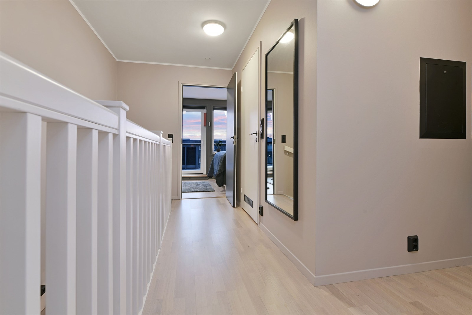 Gang i 3.etasje - videre inngang til 3 soverom og bad Galleribilde