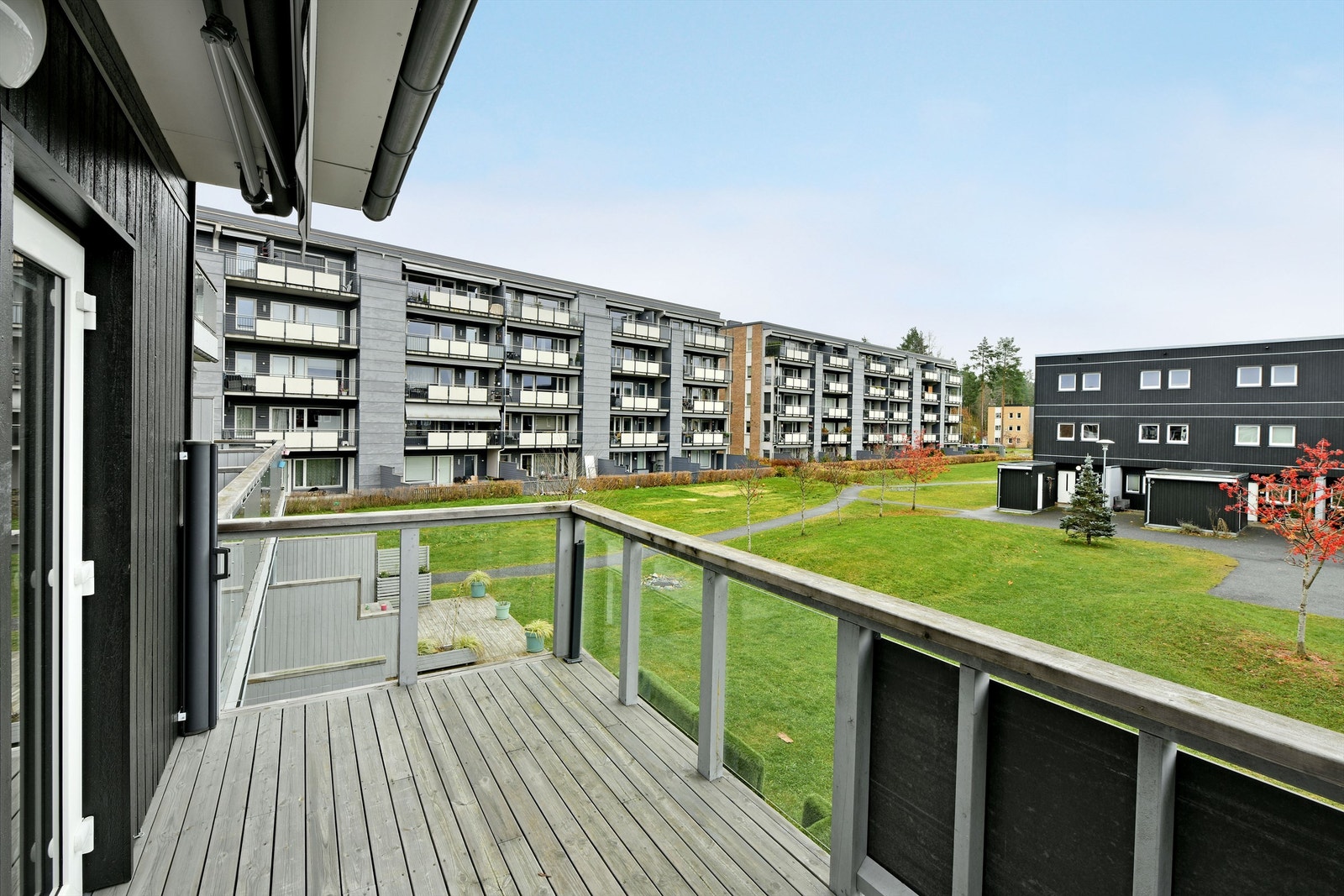 Balkong med adkomst fra stue - høyt og fritt beliggende med lite innsyn - markise og uttrekkbar levegg/vindskjerm Galleribilde