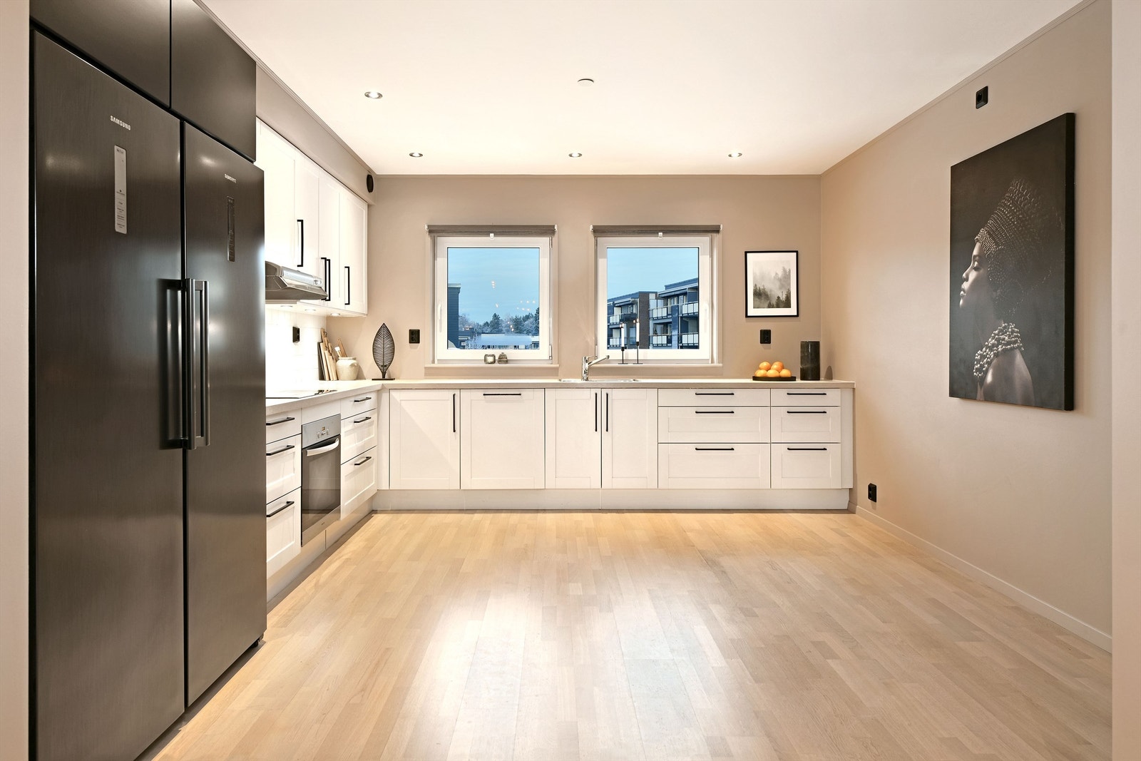 Kjøkken - åpen kjøkkenløsning mot stue - moderne kjøkkeninnredning - godt med skap- og benkeplass - vindu orientert mot nord med noe utsyn og lite innsyn Galleribilde