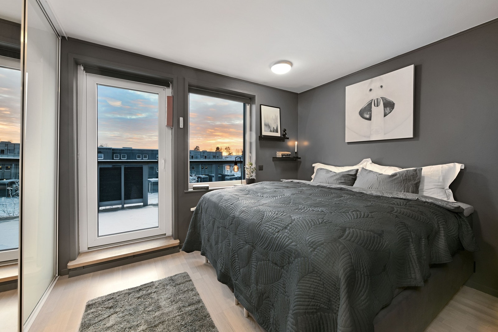 Soverom 1 - i 3. etasje - romslig hovedsoverom med god pass til dobbeltseng - plassbygget skyvedørsgarderobe - vindu orientert mot syd Galleribilde