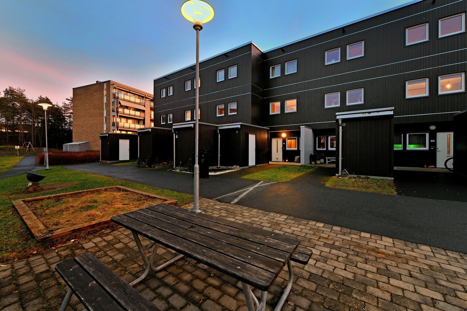 Fasade ved inngangsparti - det medfølger 2 garasjeplasser (med én elbil-lader) med kort og enkel adkomst fra boligen Galleribilde