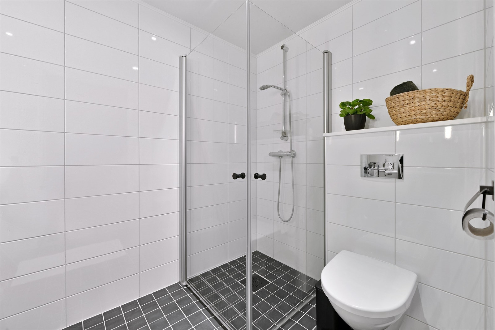 Bad i 1. etasje - dusjhjørne - vegghengt toalett Galleribilde