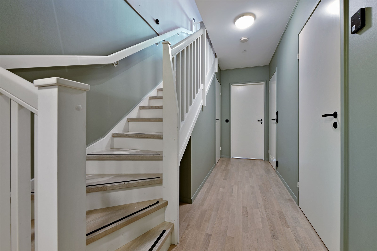 Gang i 1. etasje - adkomst fra entré Galleribilde