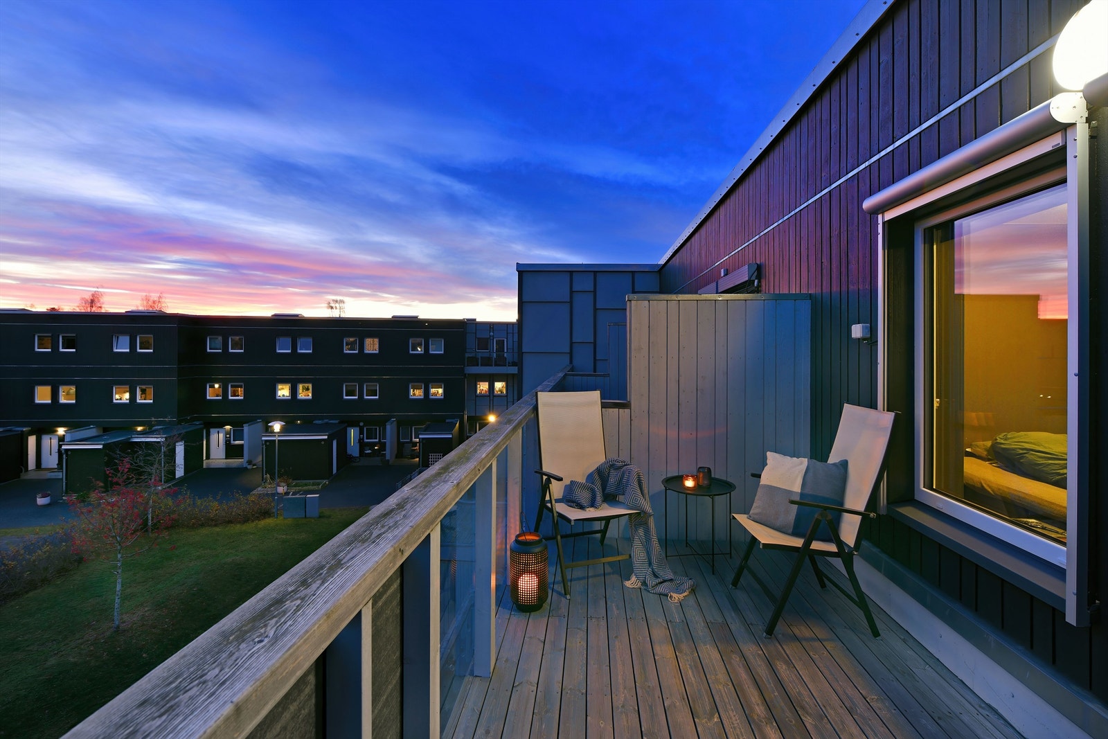 Balkong med adkomst fra soverom 1 - ca 9 kvm - utvendig screens/solskjerming Galleribilde