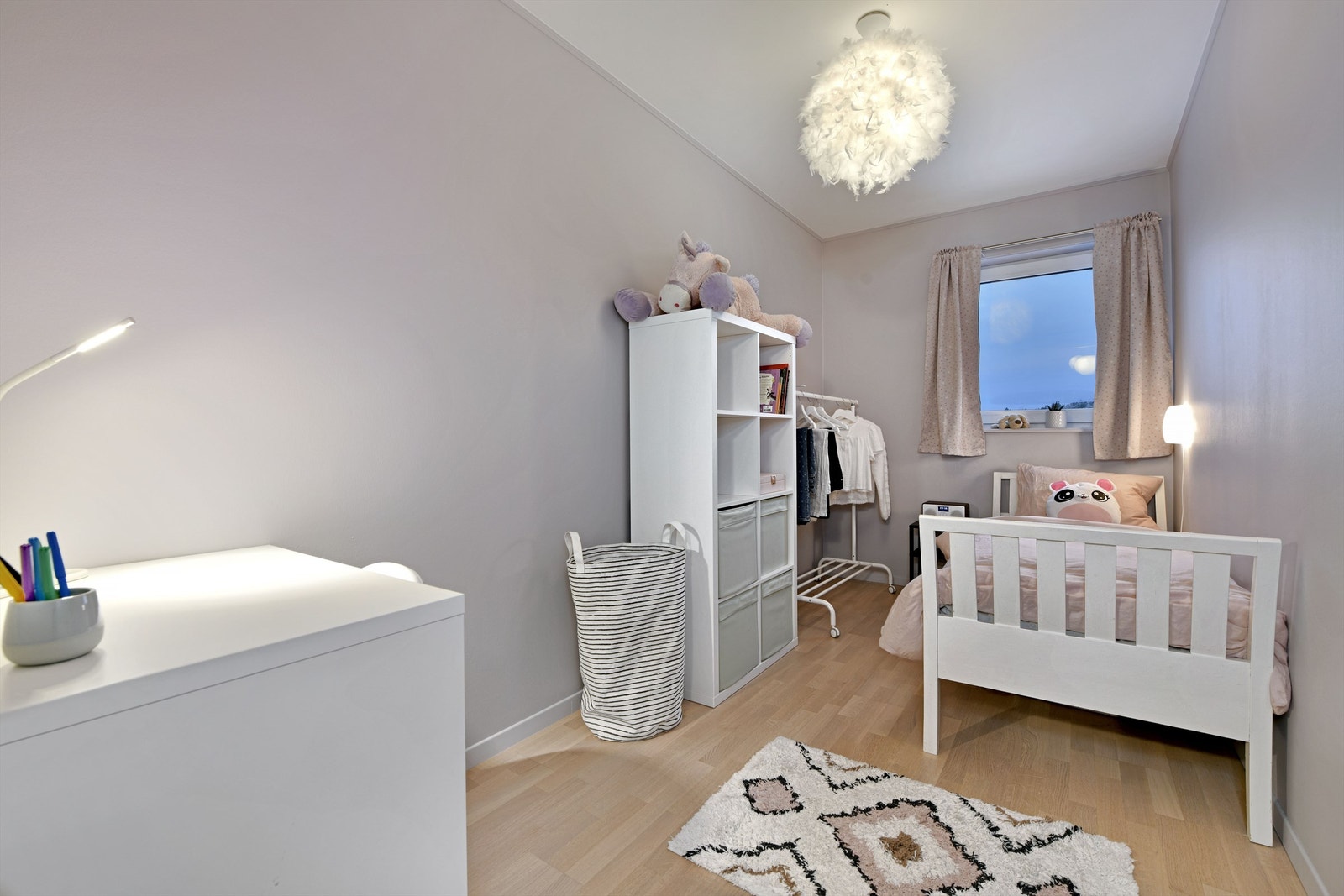 Soverom 2 - i 3. etasje - god størrelse - vindu orientert mot nord med lite innsyn og pent utsyn Galleribilde