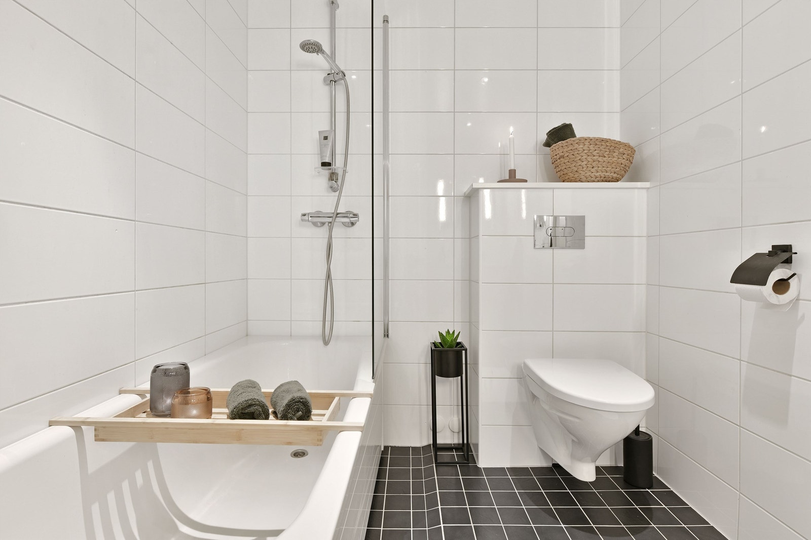 Bad i 3. etasje - badekar med dusjarmatur - vegghengt toalett Galleribilde