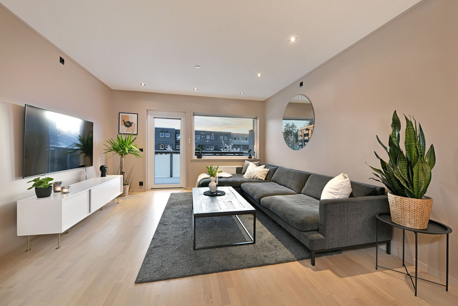 Stue - god plass til sofaløsning og spisebord - utgang til balkong Galleribilde