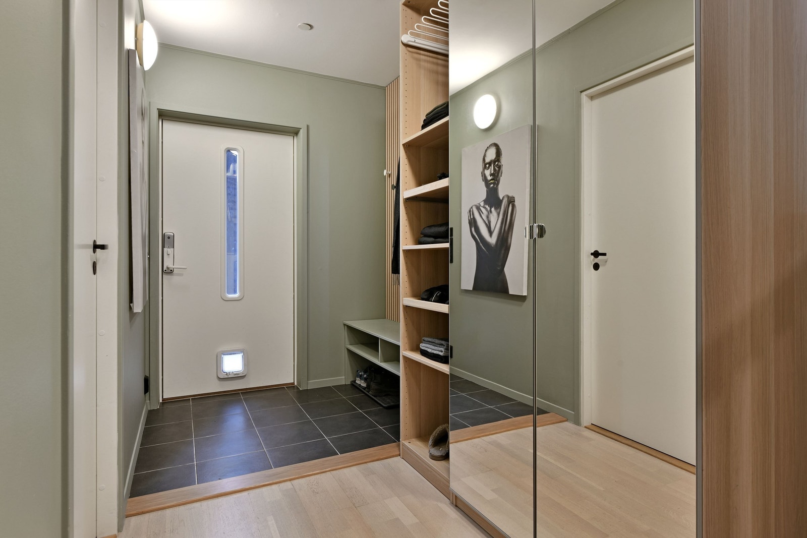 Entrè - flislagt gulv - plass til garderobeløsning - videre inngang til gang Galleribilde