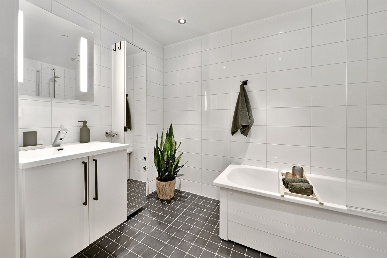 Bad i 3. etasje- flislagt gulv og vegger, malt himling - downlights i himling - gulvvarme - baderomsinnredning (servant med underskap og speil) og sideskap Galleribilde