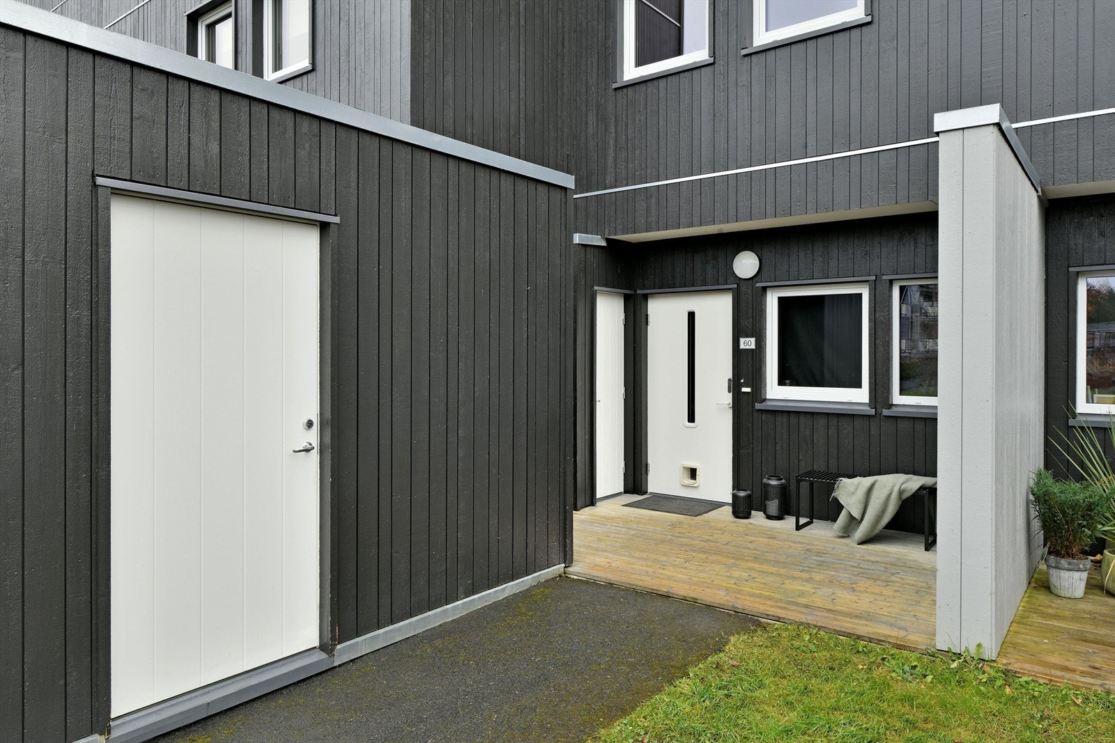 Utvendig bod på ca 5 kvm ved inngangspartiet samt liten bod rett ved inngangsdøren Galleribilde