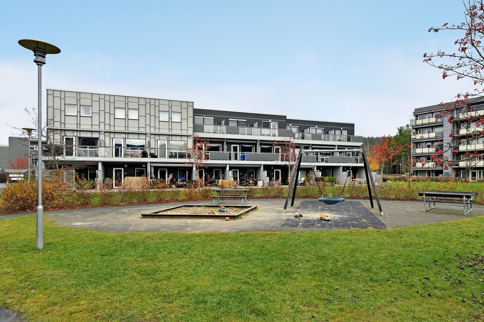 Trivelig boområde med flere barnefamilier på tunet - minimal biltrafikk og flere lekeplasser på tunet Galleribilde
