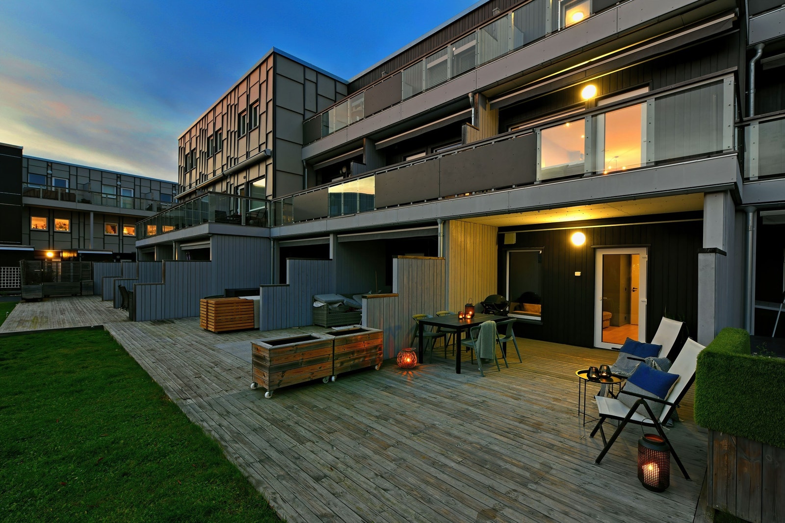 Uteplass med adkomst fra TV-stue - solrik uteplass orientert mot syd - delvis overbygget - videre adkomst til gressplen Galleribilde