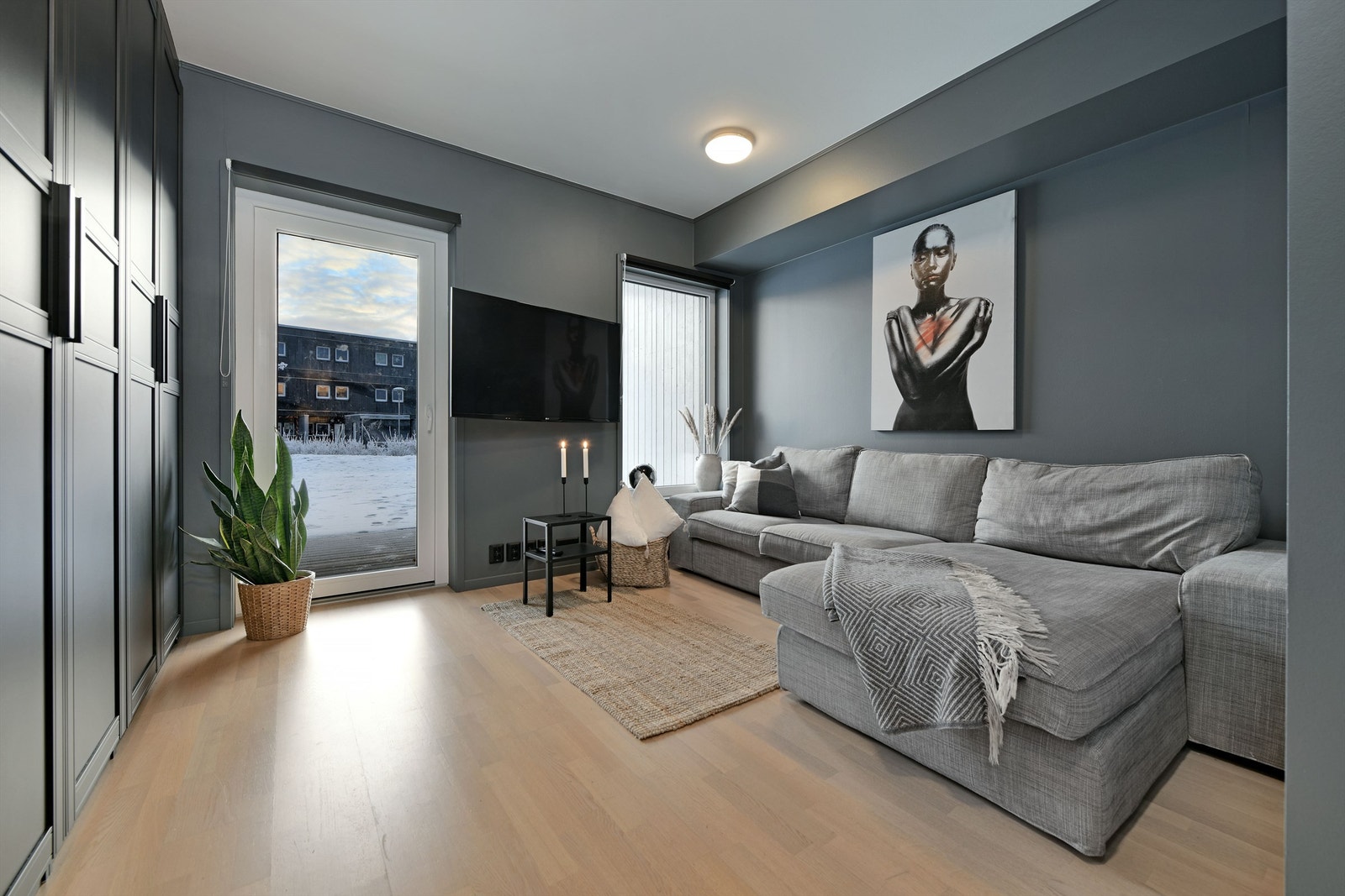 TV-stue - i 1. etasje - romslig rom med god plass til sofaløsning, tv, m.m - garderobeskap følger - utgang til solrik uteplass Galleribilde