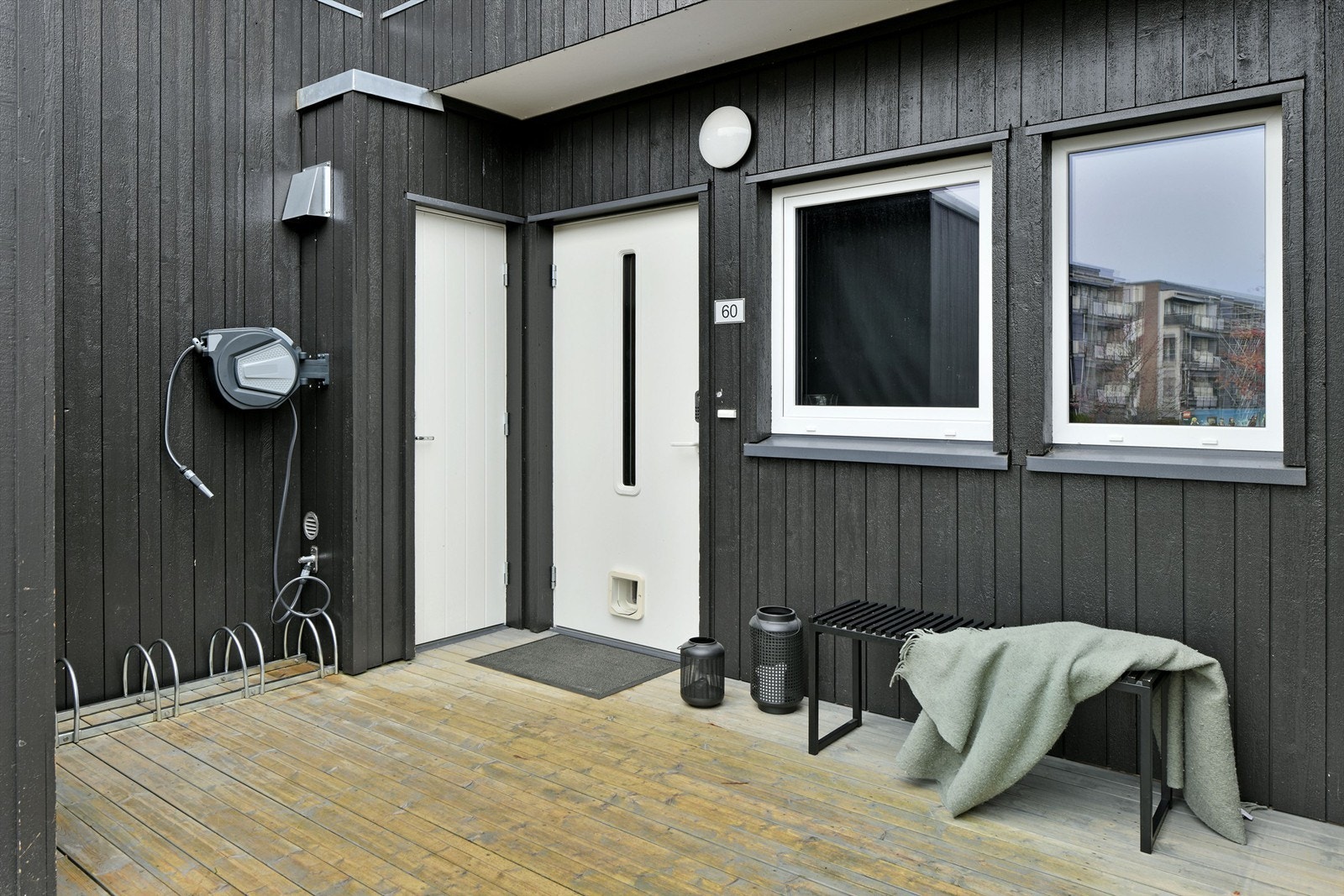 Inngangsparti - uteplass ved inngangspartiet - delvis overbygget Galleribilde