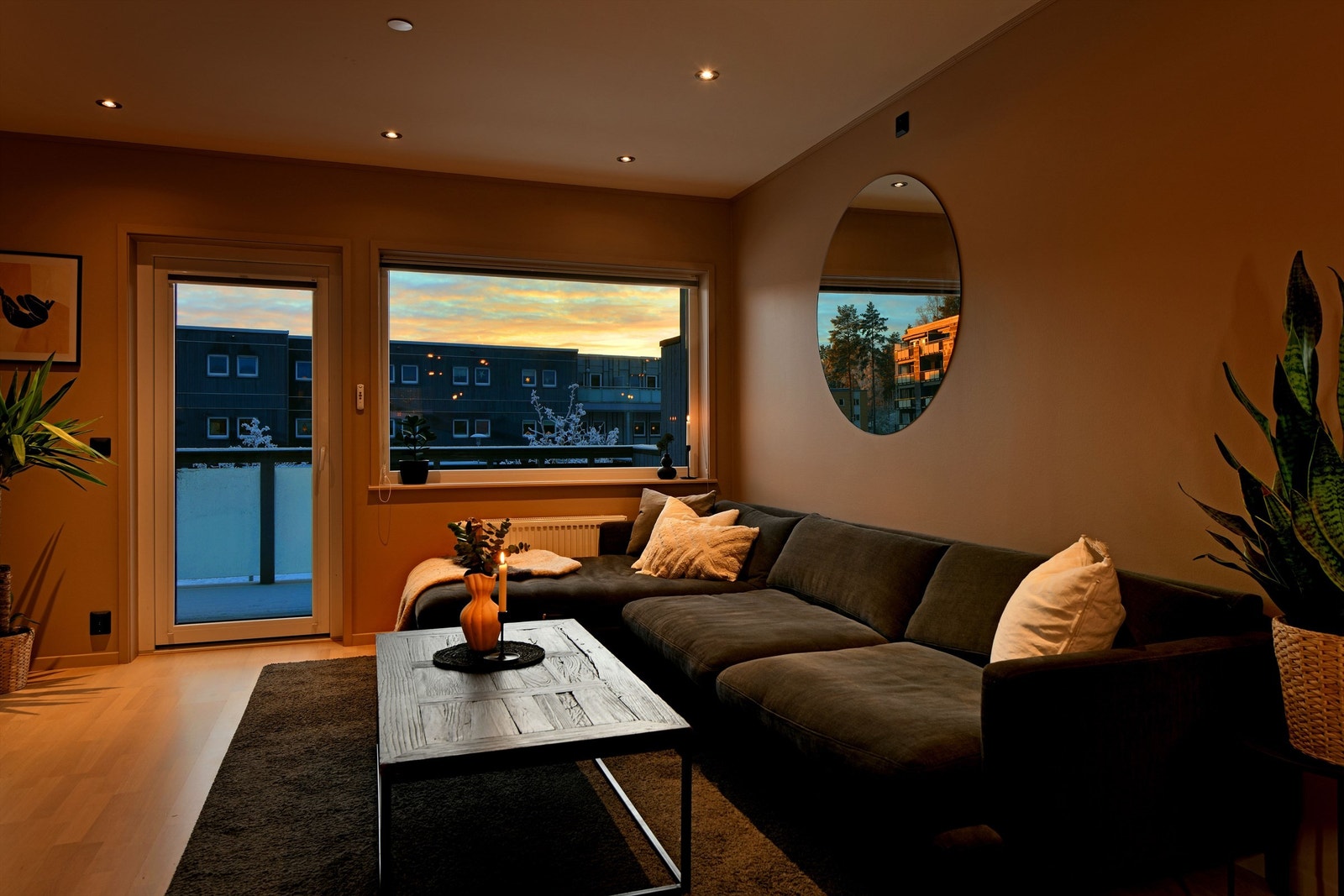 Stue - rommet er malt i moderne og lyse farger - vindusflater orientert mot syd - downlights i himling Galleribilde