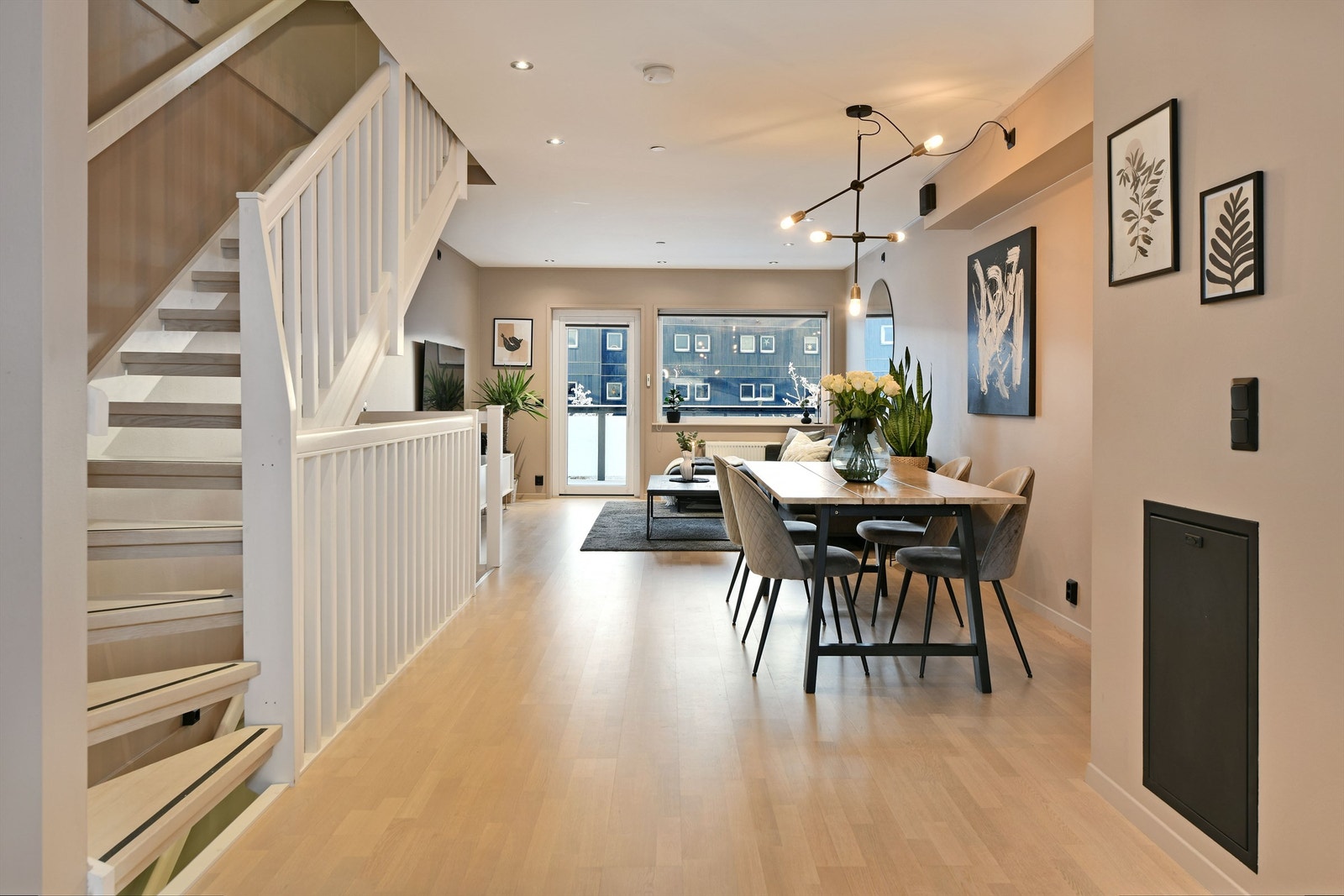 Stue - god plass til langbord i stue Galleribilde