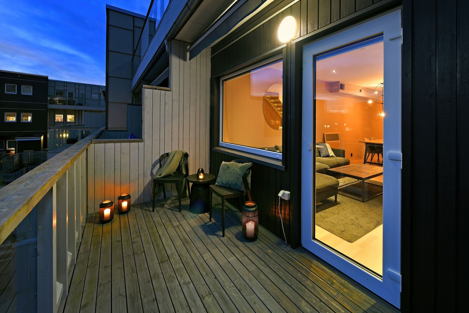 Balkong med adkomst fra stue - ca 9 kvm - orientert mot syd med gode solforhold Galleribilde