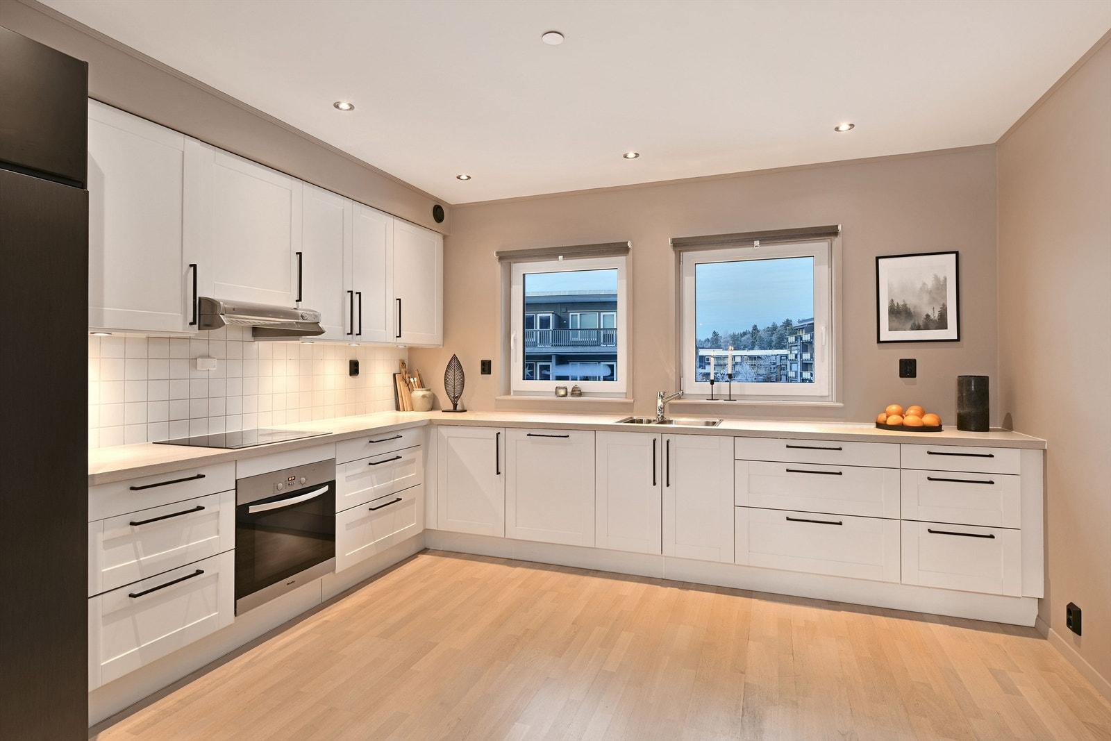 Kjøkken - laminert benkeplate - fliser mellom benk og overskap - integrerte hvitevarer følger; oppvaskmaskin, stekeovn og induksjon platetopp - downlights i himling Galleribilde