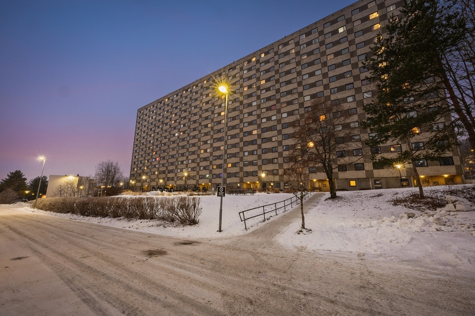 Hyggelig og barnevennlig området med kort avstand til kollektivtransport, skole, barnehage, servicetilbud og fritidsaktiviteter Galleribilde