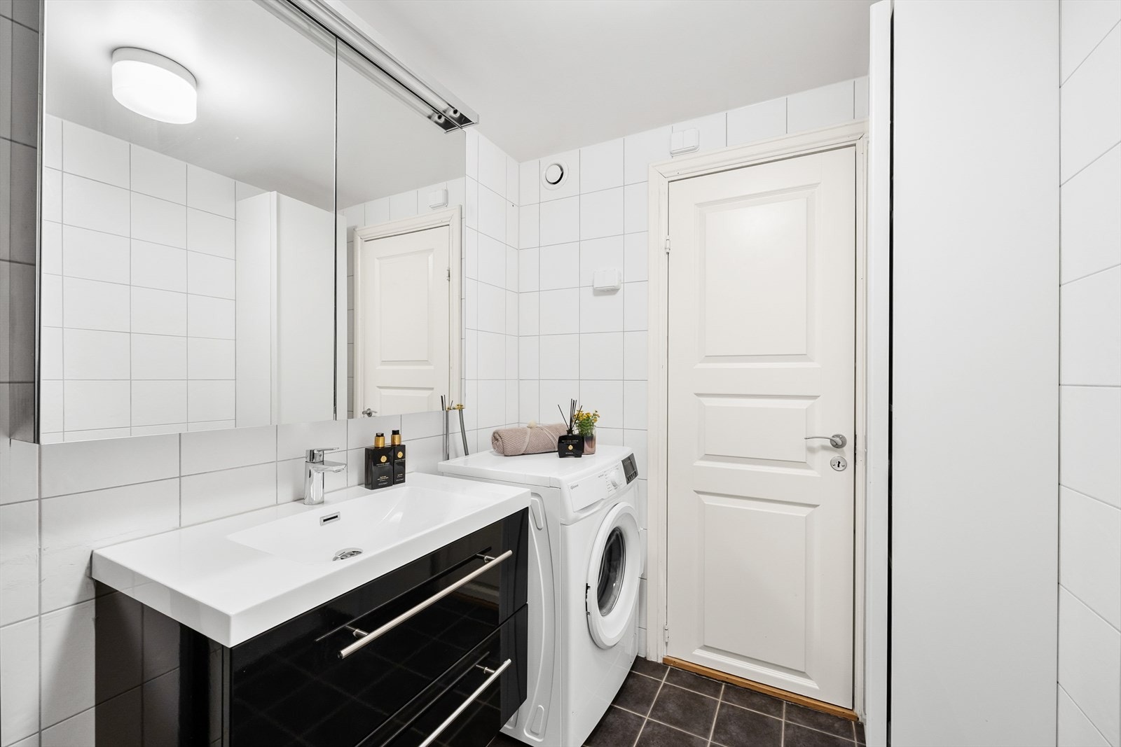 Badet er av god størrelse, med opplegg for vaskemaskin Galleribilde