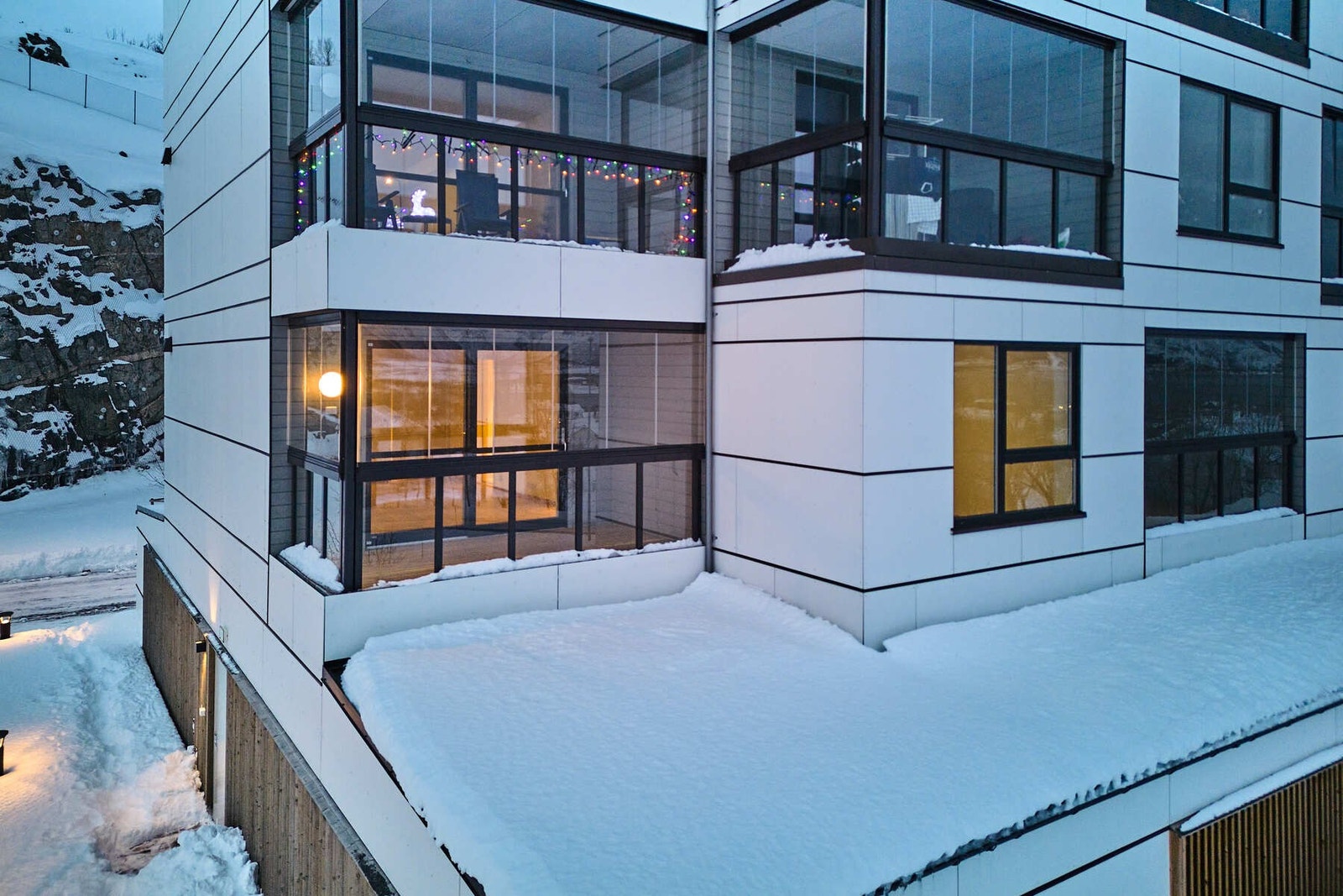 Leiligheten ligger fint til på hjørnet av leilighetsbygget. Galleribilde