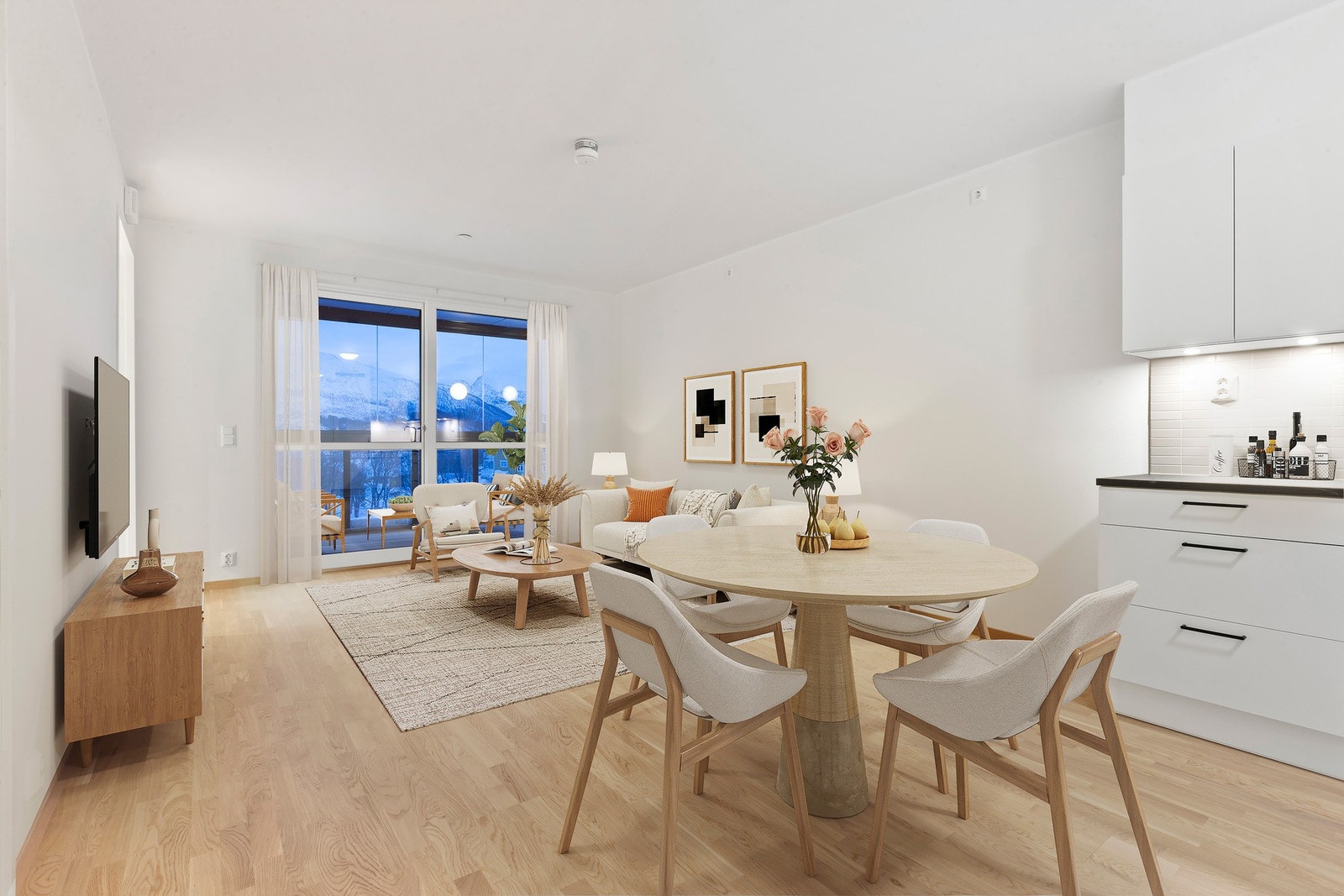 Fra stue er er det adkomst til innglasset balkong. Galleribilde