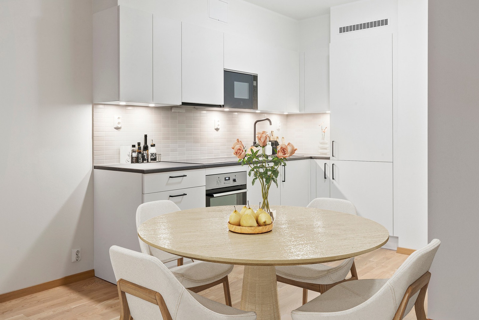 Lyst tidløst kjøkken med slette fronter. kjøl-/fryseskap, oppvaskmaskin, induksjonstopp, micro, stekeovn, vannstoppsystem og komfyrvakt. Galleribilde