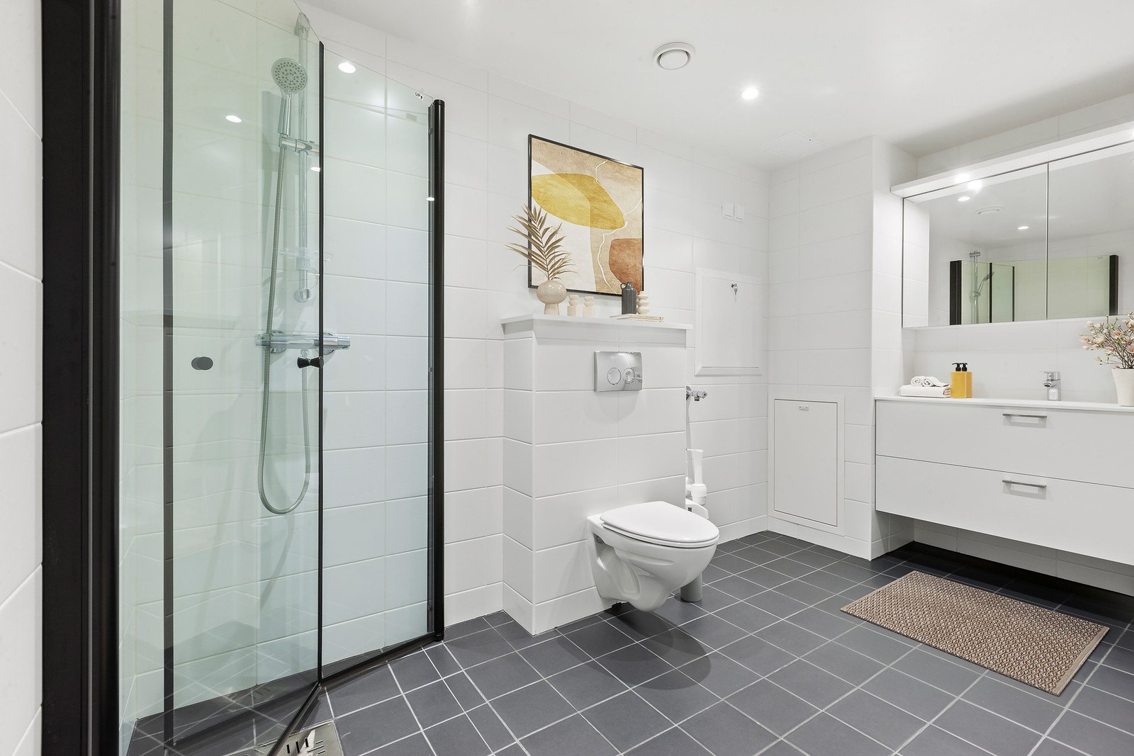 Pent, flislagt bad med varmekabler i gulv. Galleribilde