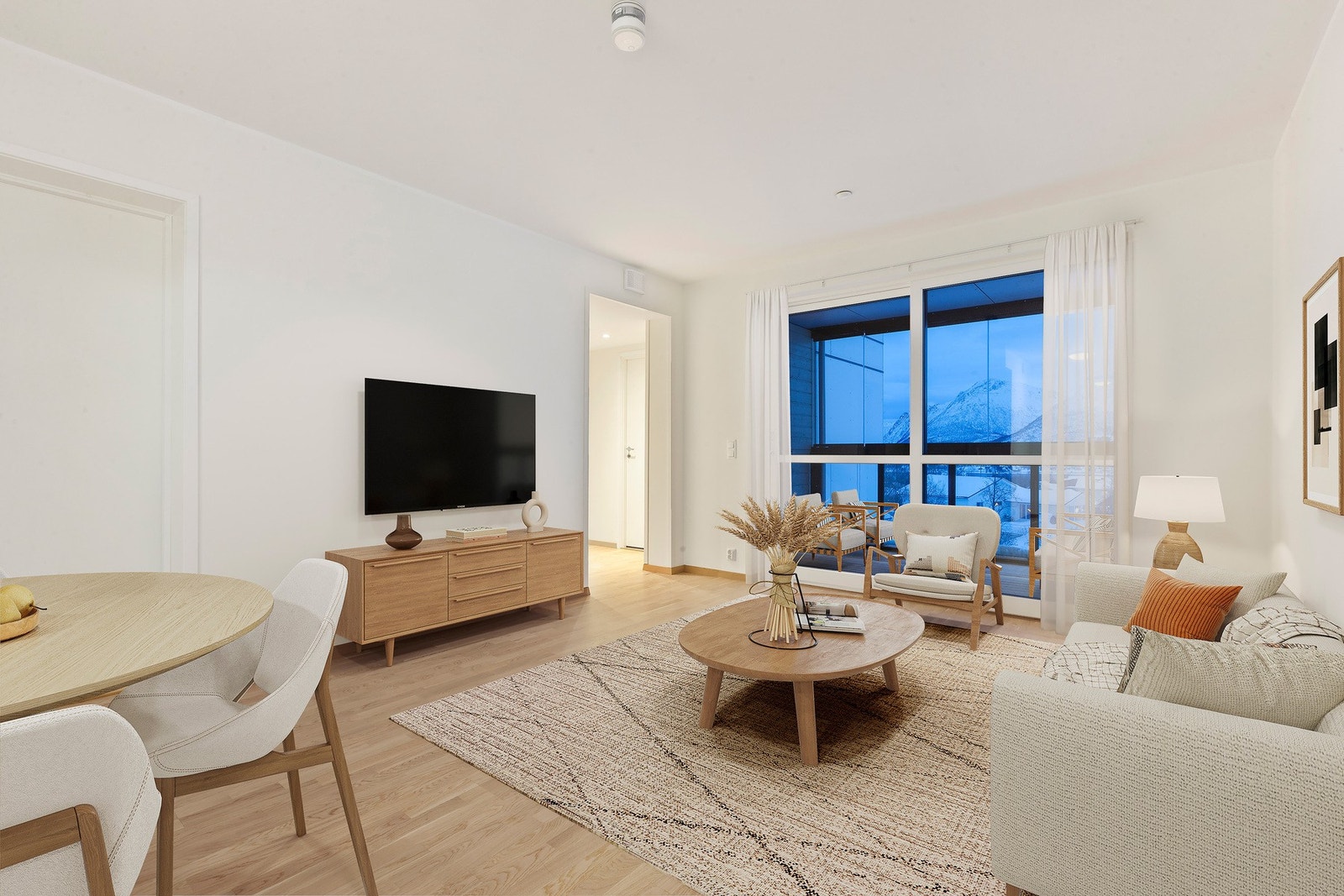 Stue er utført i lyse, delikate overflater. Noe som gjør det enkelt å møblere. Galleribilde