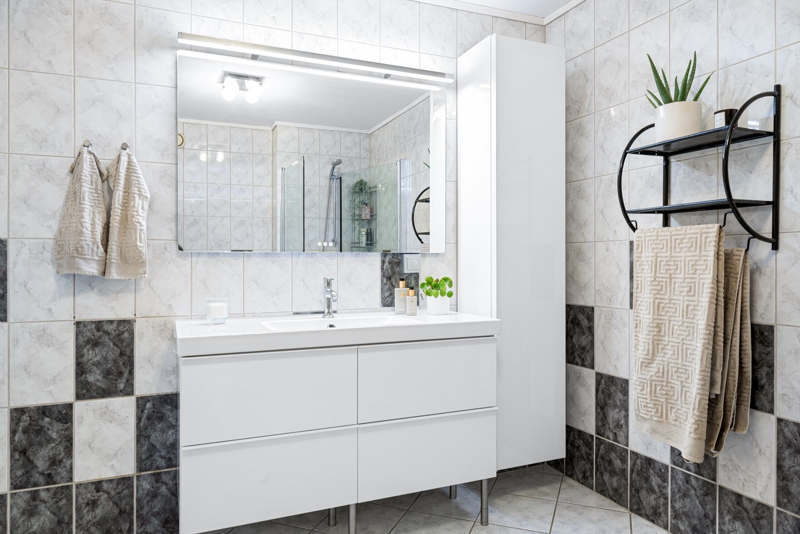 Badet er helfliset med varmekabler i gulv. Galleribilde