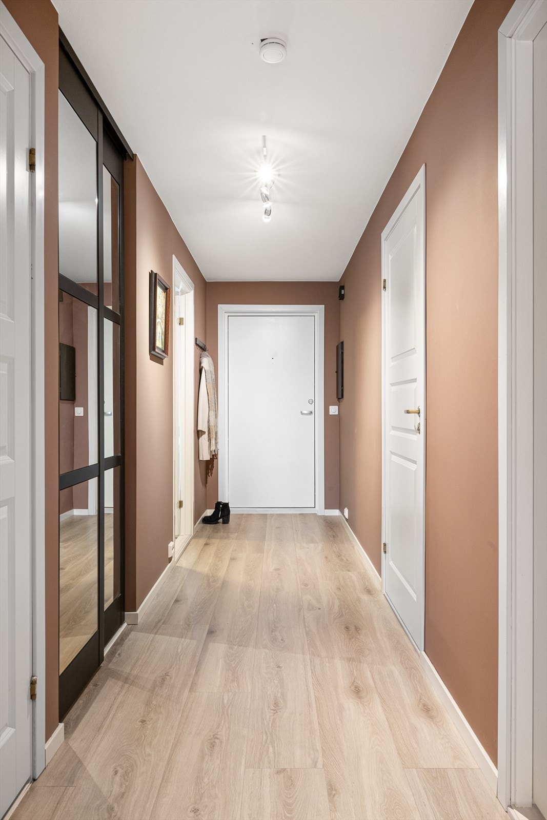 Lys entrè med god plass til og henge fra seg yttertøy i skyvedørsgarderobe. Galleribilde