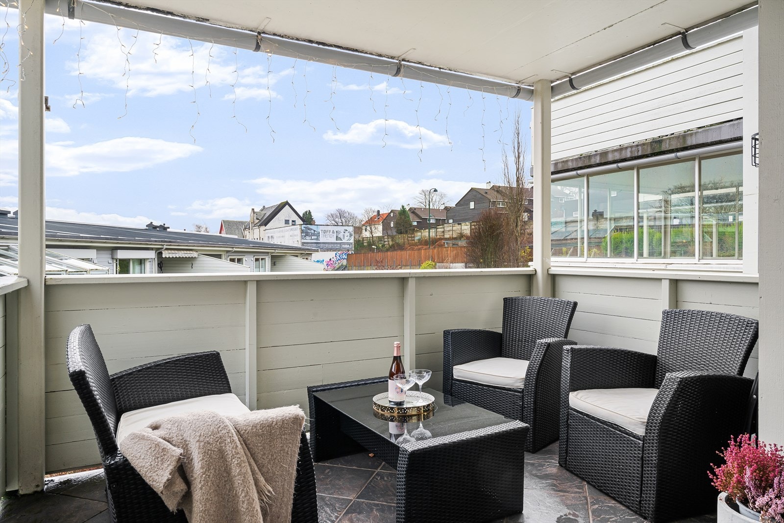 Fra stuen er det utgang til sørvendt balkong med takoverbygg. Galleribilde