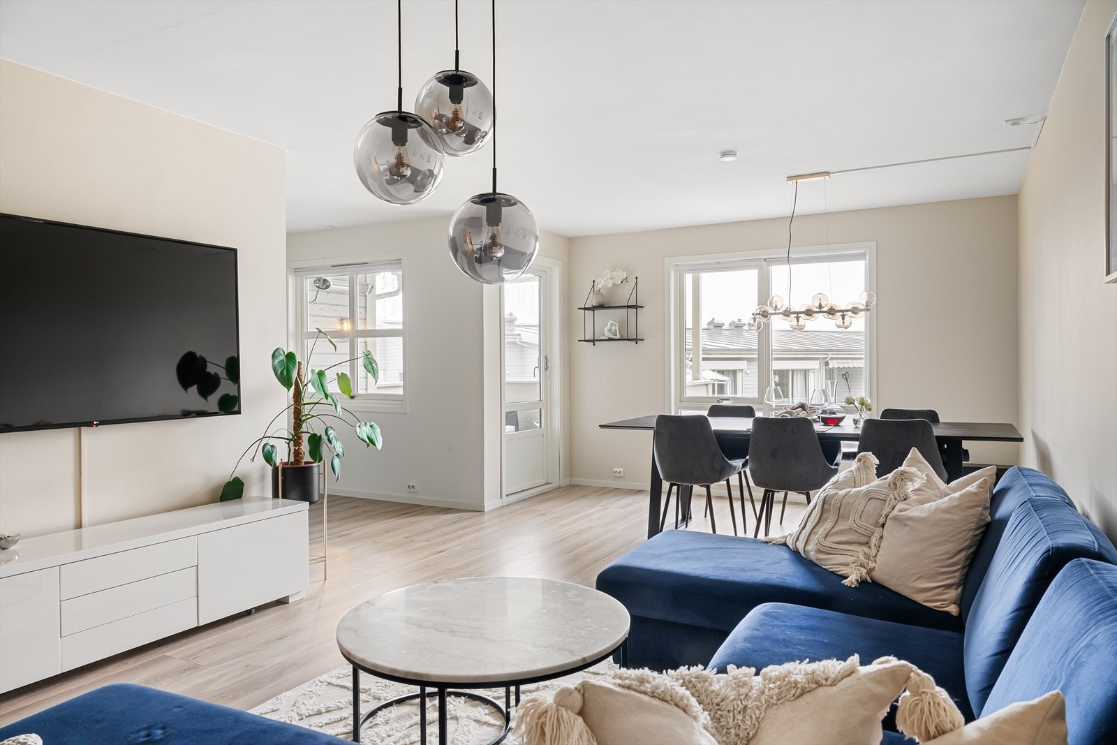 Stuen har flere store vindusflater som slipper inn rikelig med naturlig dagslys. Galleribilde