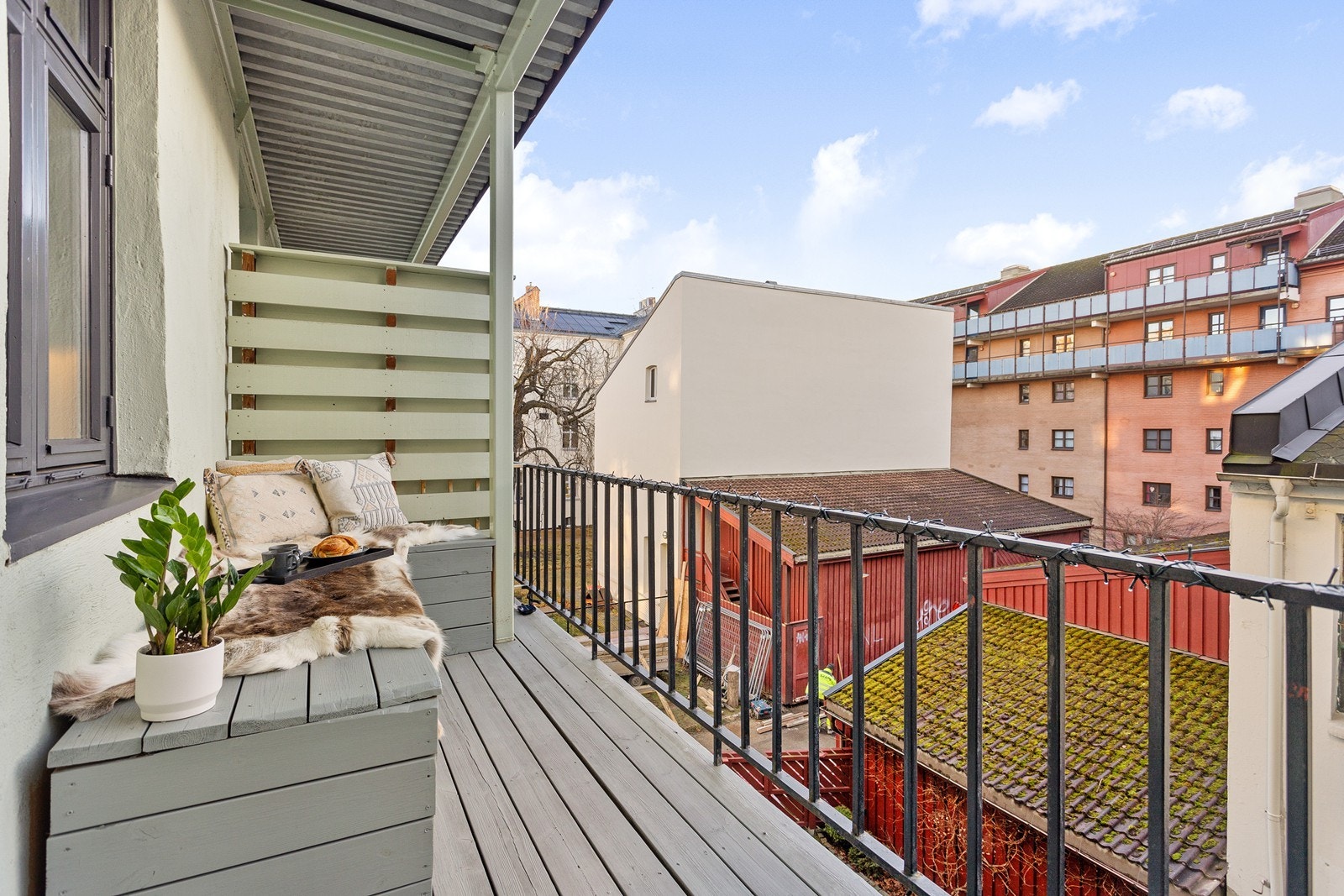 Her bor du tilbaketrukket, men i et meget sentralt og populært område midt på Løkka med umiddelbar nærhet til "alt". Galleribilde