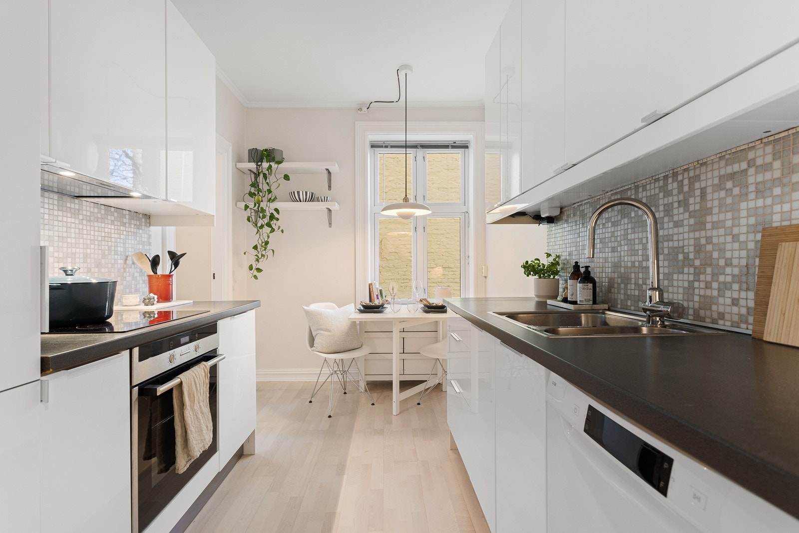 Kjøkkenet ligger i et eget rom, og har en hyggelig spiseplass. Galleribilde