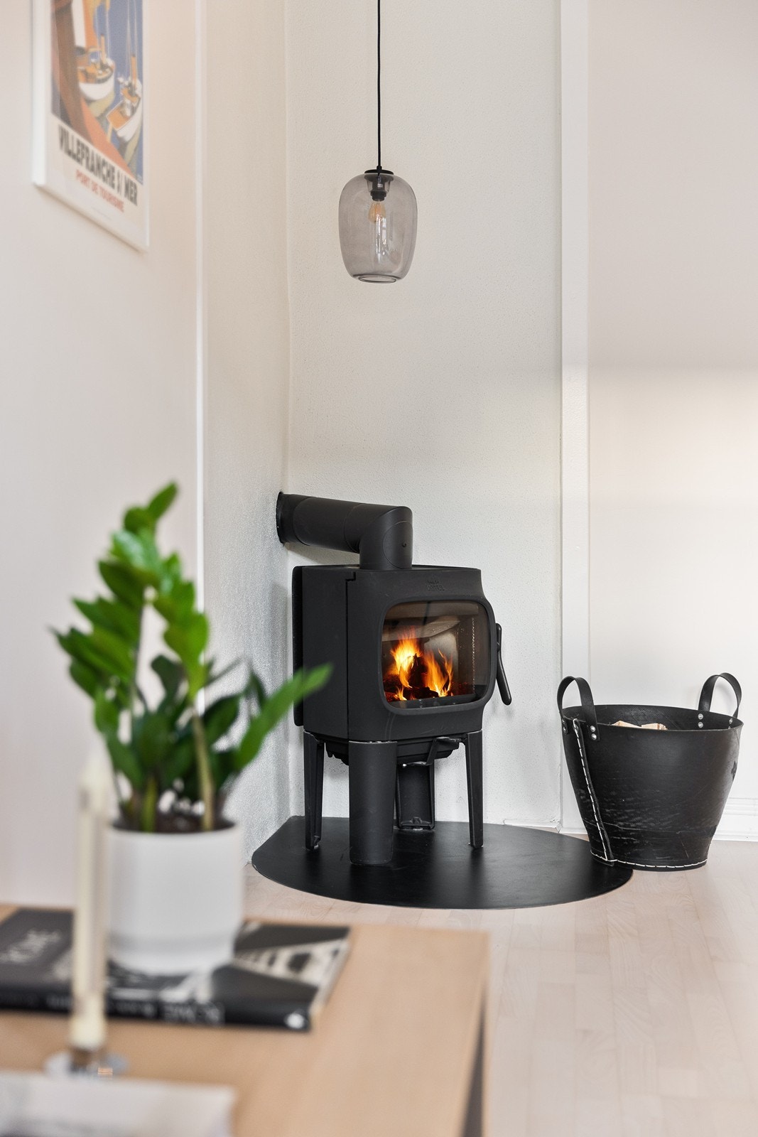 Koselig peis i stue gir varme på kaldere dager. Galleribilde