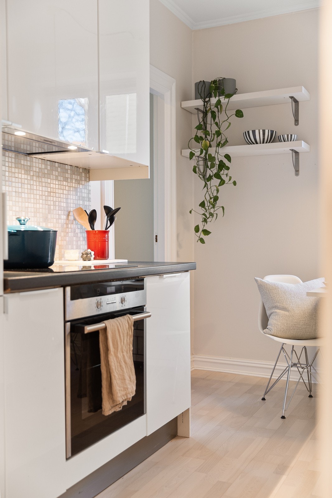 Alle hvitevarer på kjøkkenet medfølger handelen. Galleribilde