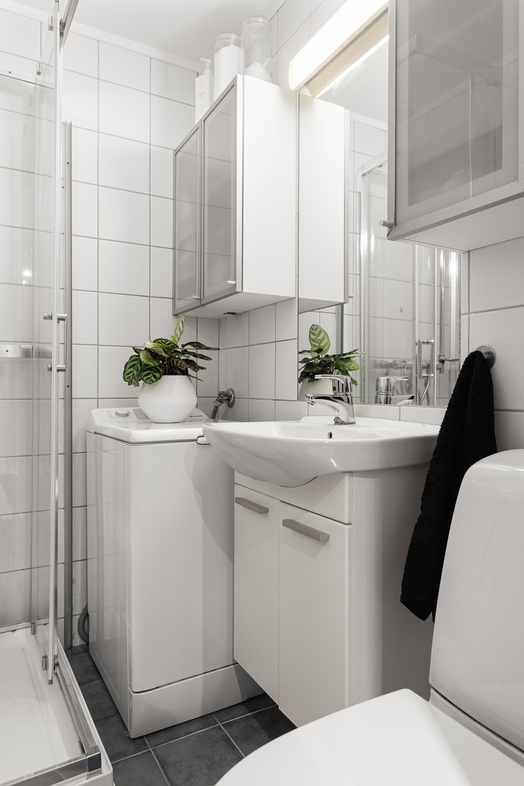 Det er opplegg for vaskemaskin på badet. Leiligheten er tilkoblet felles varmtvann. Galleribilde