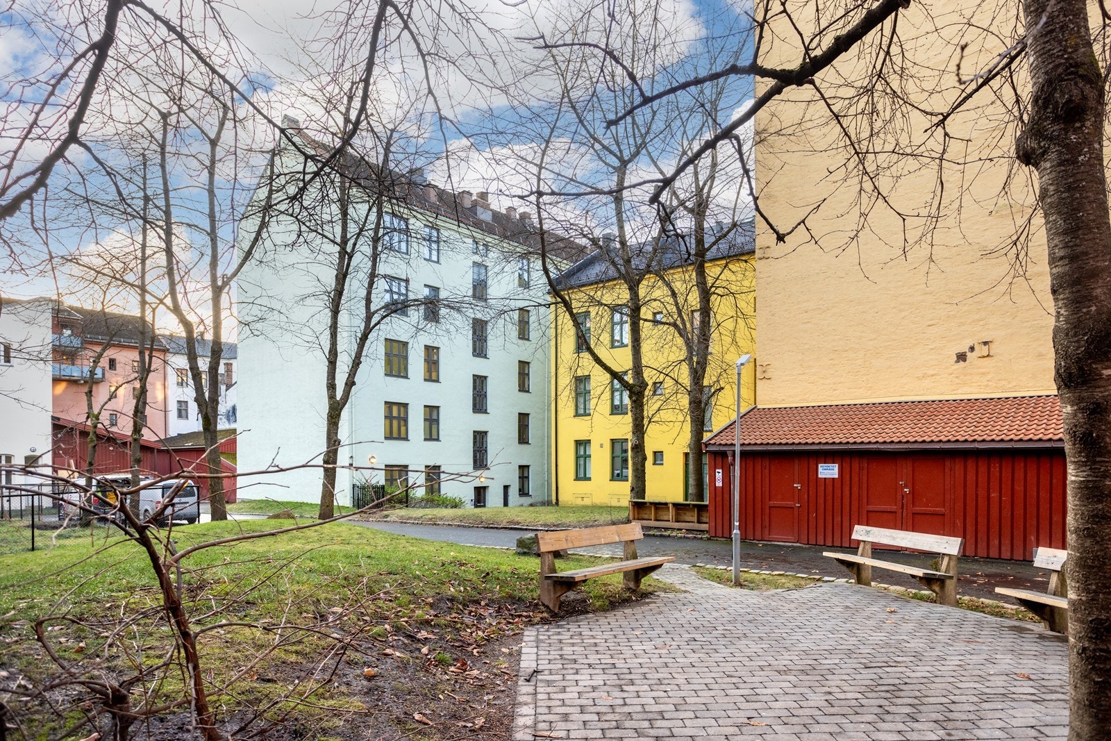 Hyggelig bakgård. Galleribilde